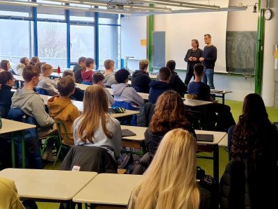 Beate Walter-Rosenheimer und Alexander Heisler vor einer Schulklasse